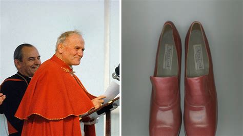 Zapatos rojos del Papa no son de Prada, son expresión de Cristo